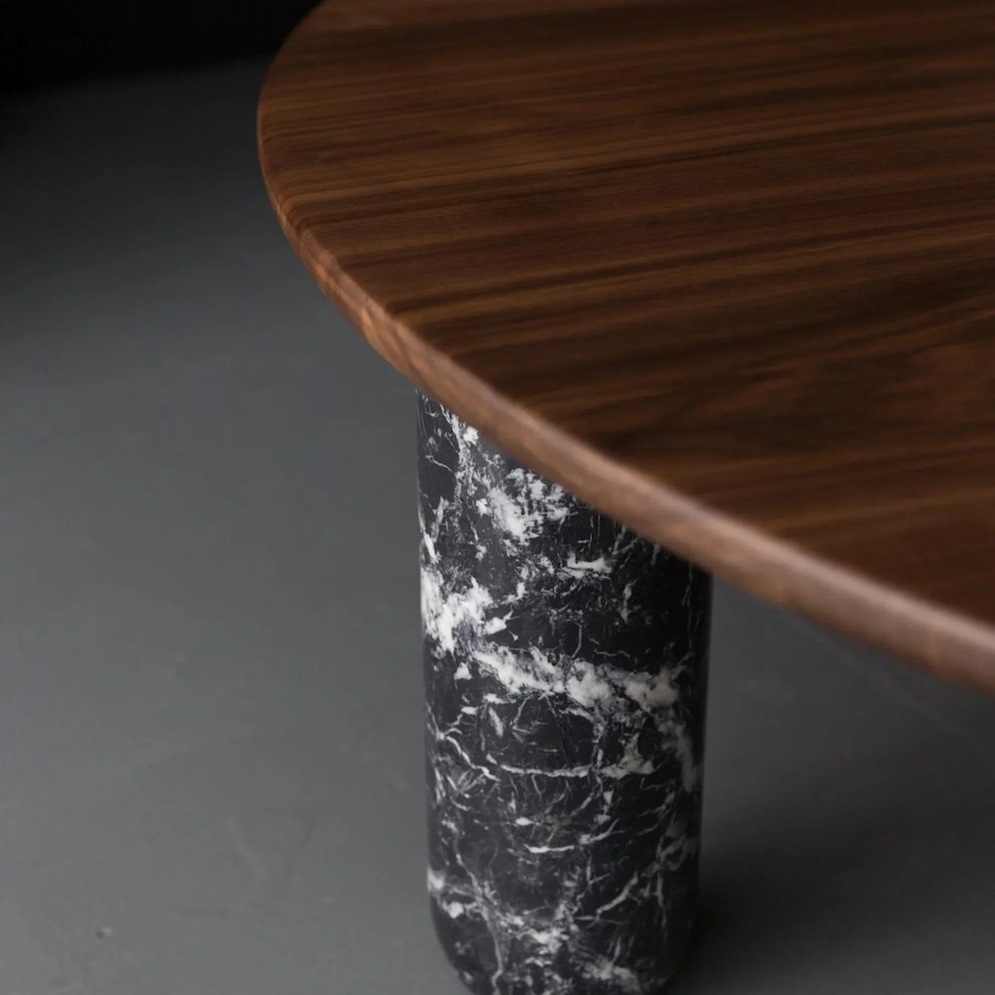 Nismaaya Lyra Round Table
