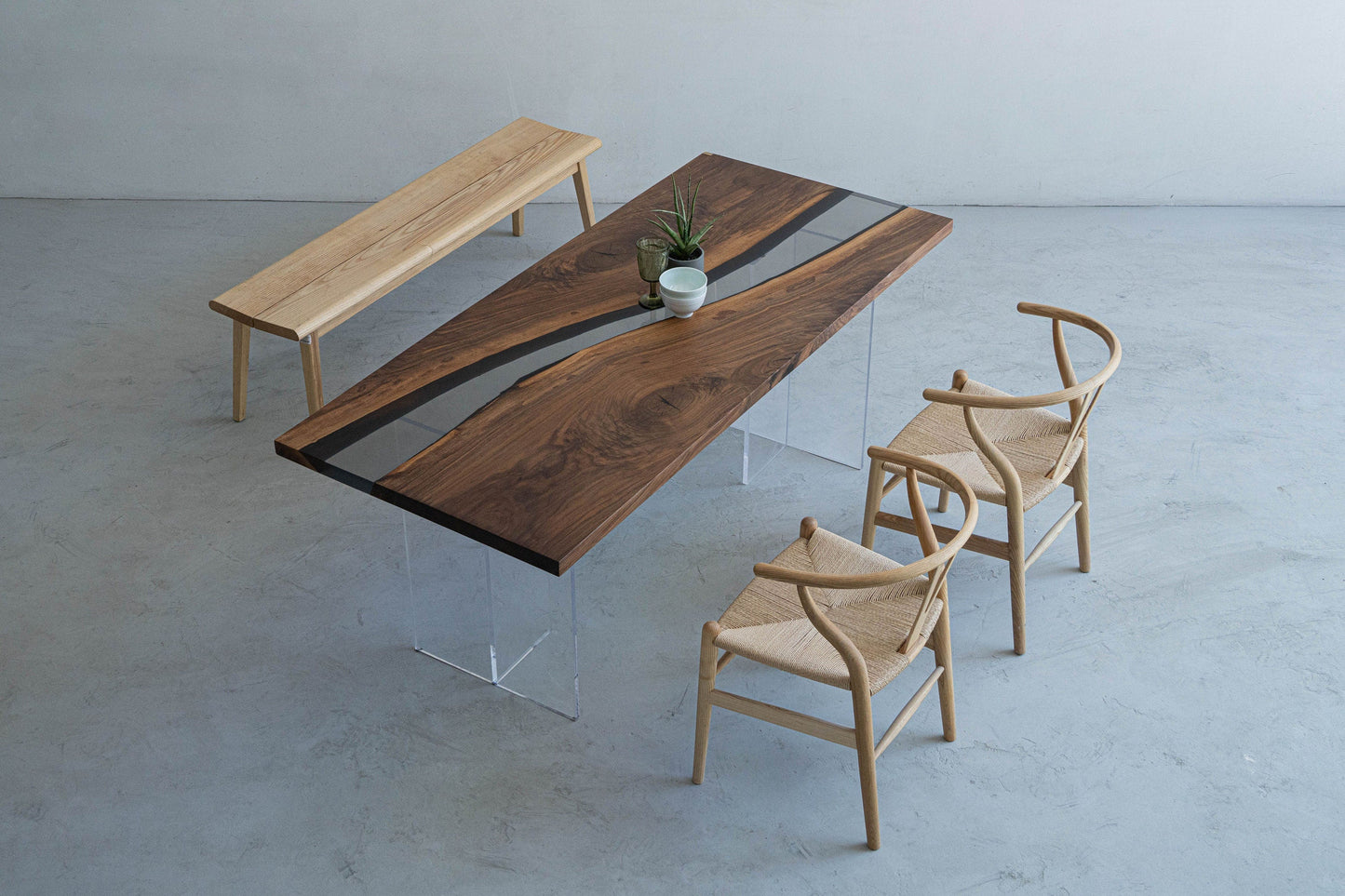 Mazonvintage-Ember Black Walnut Wood Epoxy Resin Table with Curved Shape
