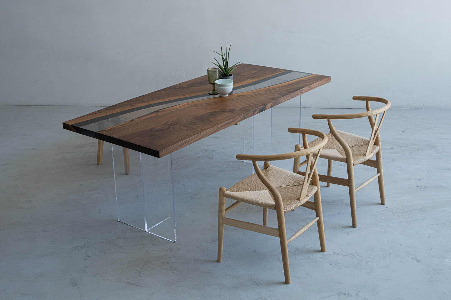 Mazonvintage-Ember Black Walnut Wood Epoxy Resin Table with Curved Shape