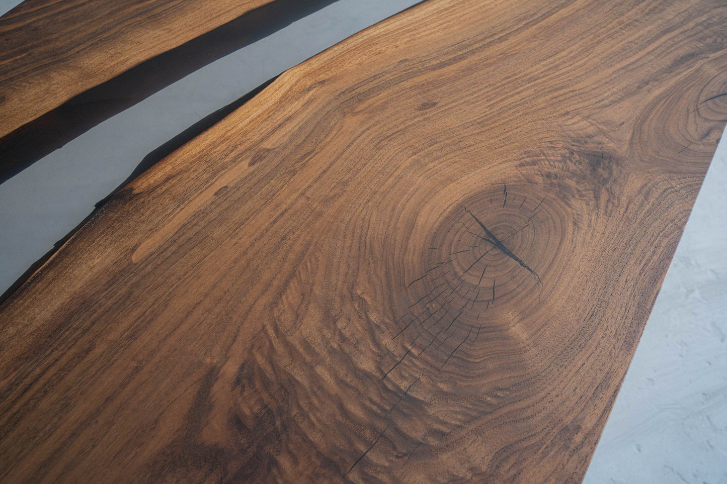 Mazonvintage-Ember Black Walnut Wood Epoxy Resin Table with Curved Shape