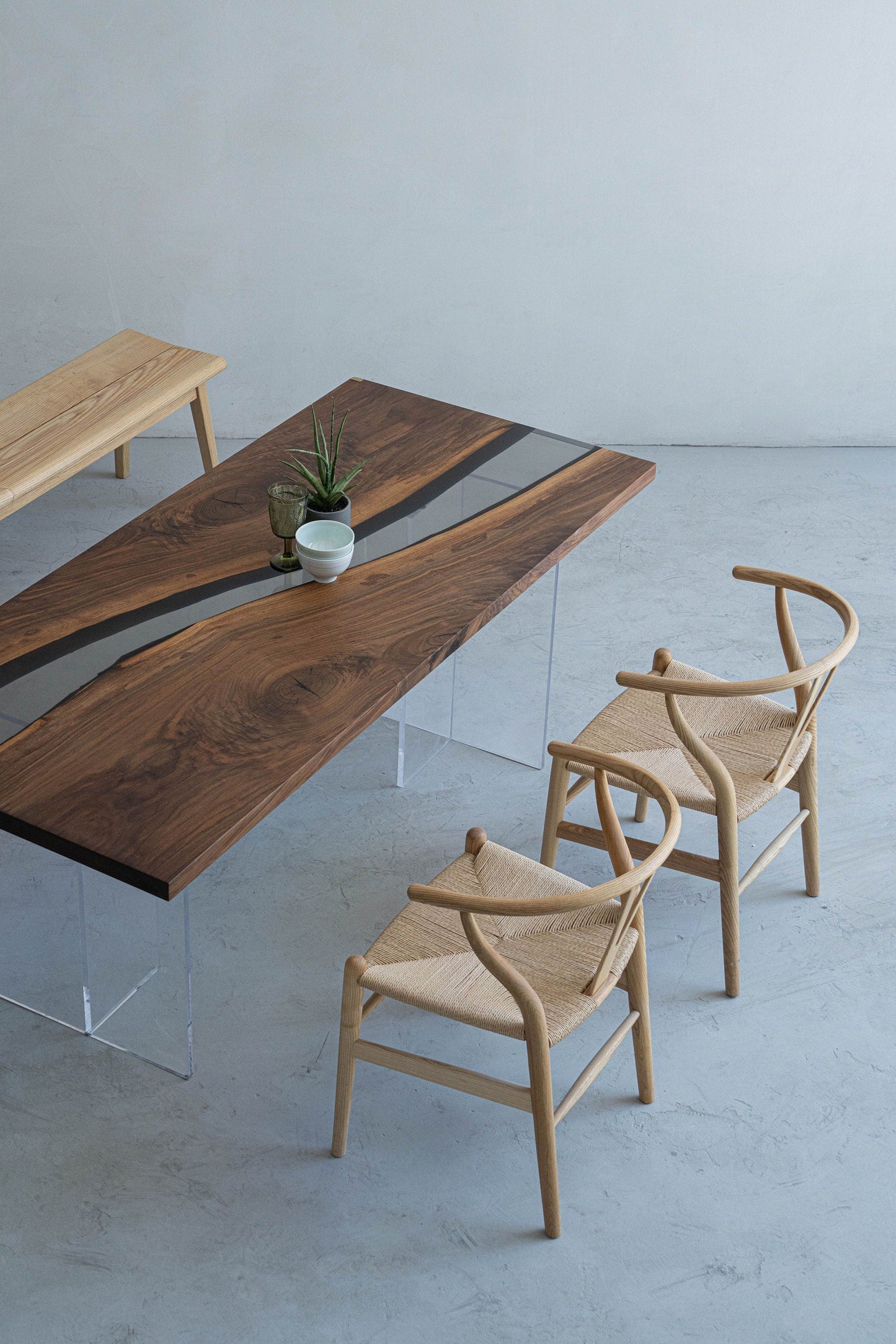 Mazonvintage-Ember Black Walnut Wood Epoxy Resin Table with Curved Shape