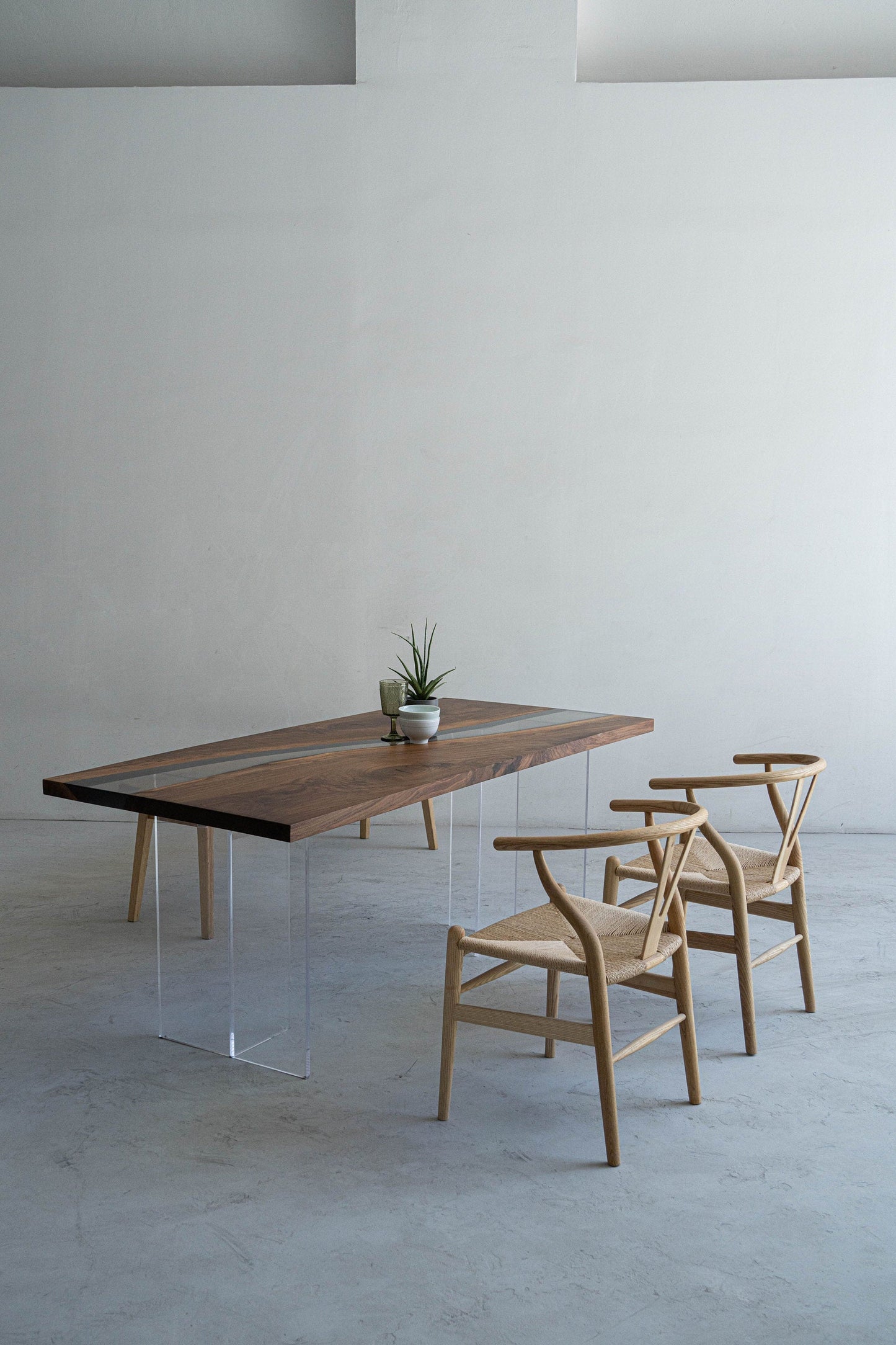 Mazonvintage-Ember Black Walnut Wood Epoxy Resin Table with Curved Shape