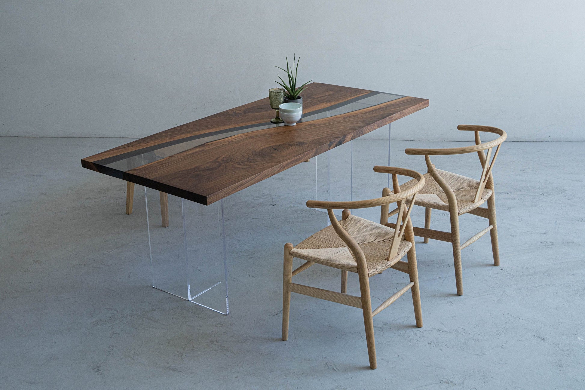 Mazonvintage-Ember Black Walnut Wood Epoxy Resin Table with Curved Shape